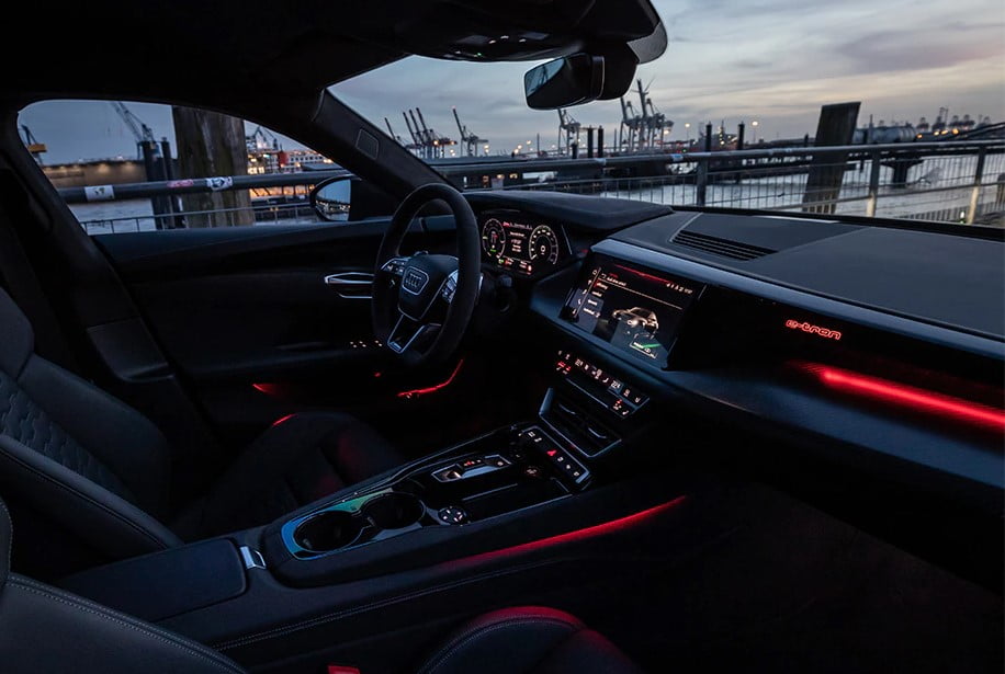2022 Audi E-Tron GT - Dashboard designed in horizontal layers