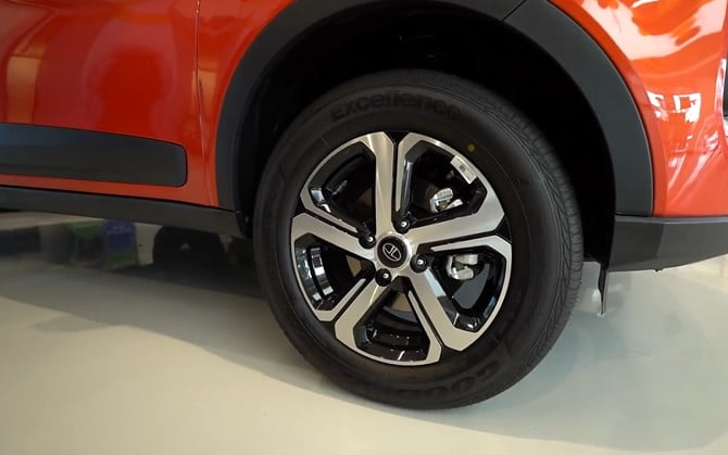tata nexon 16-inch diamond cut alloy wheel