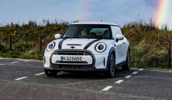 MINI Cooper SE Resolute is now available in Nanuq white
