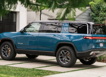 2023 Rivian R1S an electric SUV with surprising features