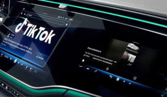 Automakers Give Social Media Apps to Drivers on the Road